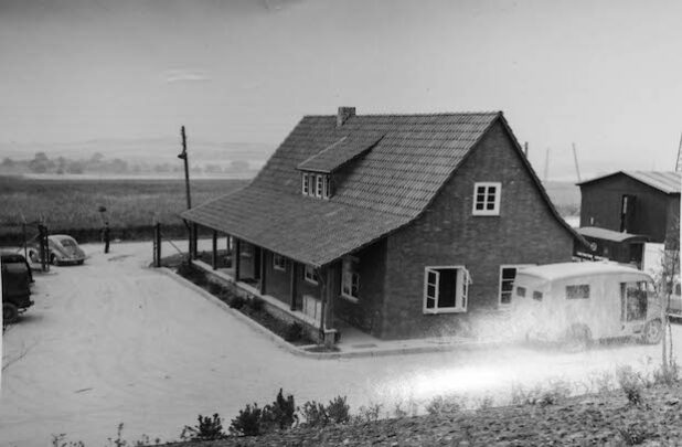 Sommer 1957: „Zur Irreführung der Sowjetischen Aufklärung wurde das Eingangsgebäude einem Deutschen Bauernhaus nachempfunden“, berichtete Rush und ergänzte, „aber entworfen wurde es London!“ Bild: Michael Rush