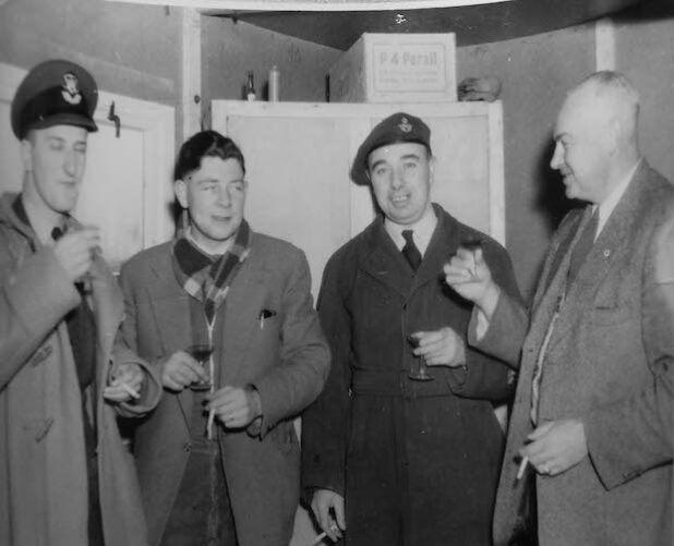 Sommer 1957: (v. l.) Flying Officer Michael Rush (RAF), Site Engineer Strabag (Main German Contractor), der Name ist leider unbekannt, Warrant Officer Grice (RAF) und der Dolmetscher, Herr Koch. - Bild: Michael Rush