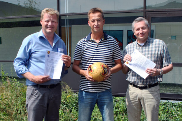 Sekundarschule und TuS Velmede-Bestwig unterzeichnen Kooperationsvereinbarung (v.li.): Schulleiter Michael Aufmkolk, AG-Leiter Ingo Mikus, TuS-Vorsitzender Jörg Fröhling. Bildnachweis: Sekundarschule