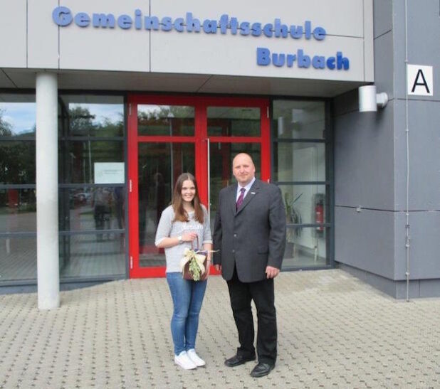 Fachbereichsleiter Jochen Becker verabschiedete Laura Fey von der Gemeinschaftsschule Burbach nach der Ableistung ihres Bundesfreiwilligendienstes. Quelle: GEMEINDE BURBACH
