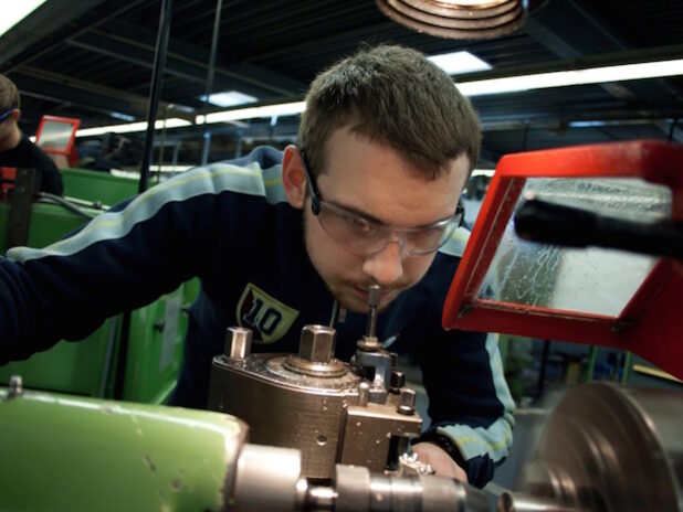 1972 betriebliche Lehrverträge schlossen die Unternehmen in Siegen-Wittgenstein und Olpe in den ersten sieben Monaten des Jahres mit jungen Menschen ab. Quelle: Industrie- und Handelskammer Siegen