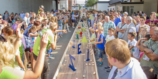 Großer Andrang herrschte beim MeisterWerke-Familientag auch noch bei der abschließenden Tombola-Aktion (Bild: Michael Kirchner/stadt.fotograf.de).