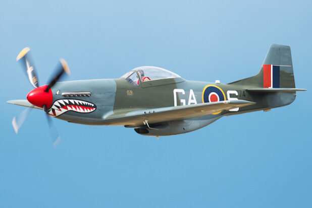 Haifisch-Maul am Breitscheider Himmel: Mit einer P-51 „Mustang“ ist das Trio der „Warbirds“ komplett. Daneben freuen sich die „Heavy-Metal-Fans“ auf die „Spitfire“ und die Hawker „Hurricane (Foto: Dan Humphreys).