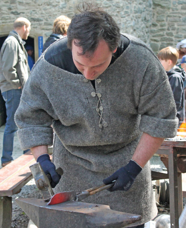 Das Schmieden kann an der Luisenhütte in einem Kursus erlernt werden (Foto: Michelle Wolzenburg/Märkischer Kreis).