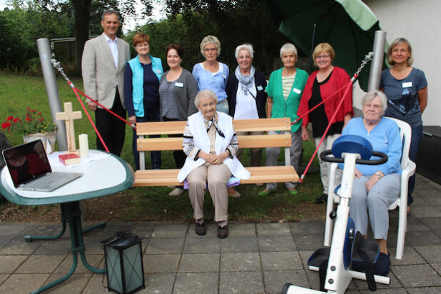 Freuen sich gemeinsam über die Spende der Ehrenamtlichen im Fliedner-Heim (von links): Bernd Spornhauer, Karola Habermehl, Mevlida Lautz, Anneliese Thimm, Anette Weigel, Gisela Simon, Christa Kwirand, Marianne Braukmann, Lieselotte Kreutz, Beate Ameis. - Quelle: Diakonie in Südwestfalen gGmbH