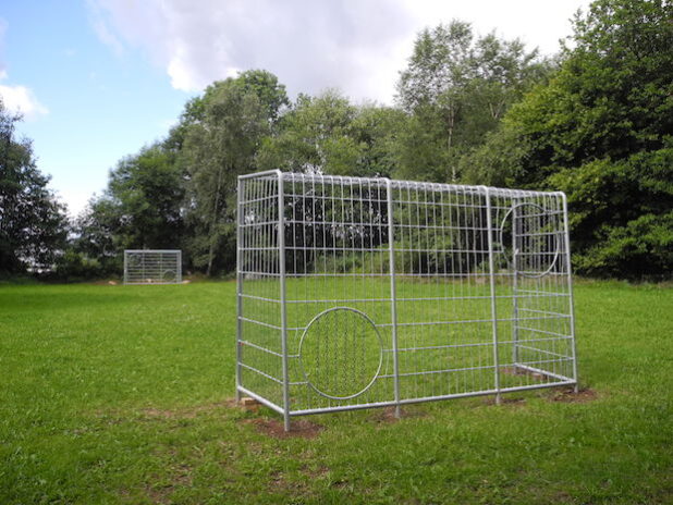 Dank der zwei neuen Fußballtore kann auf dem Bolzplatz in Lippe wieder Fußball gespielt werden. - Quelle: GEMEINDE BURBACH