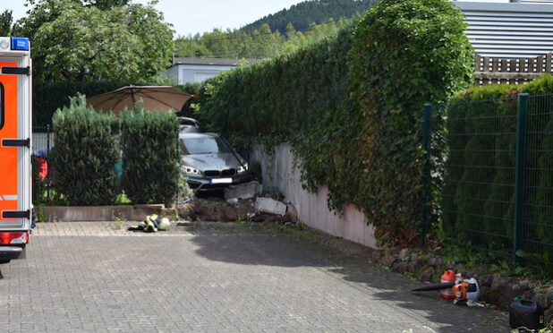 Erst nach etwa 80 Metern kam das Fahrzeug in einem Vorgarten zum stehen - Quelle: Feuerwehr Lennestadt