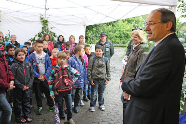 Schirmherr Landrat Thomas Gemke (rechts) eröffnete bei strömendem Regen die diesjährigen Waldjugendspiele (Foto: Hendrik Klein/Märkischer Kreis).