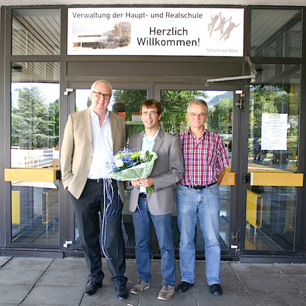 Bürgermeister Ralf Péus (li.) und der stellvertretende Schulleiter Rolf Gräbener (re.), der bereits seit 27 Jahren an der Schule tätig ist, mit dem neuen Schulleiter Andreas Funke (Foto: Gemeinde Bestwig).