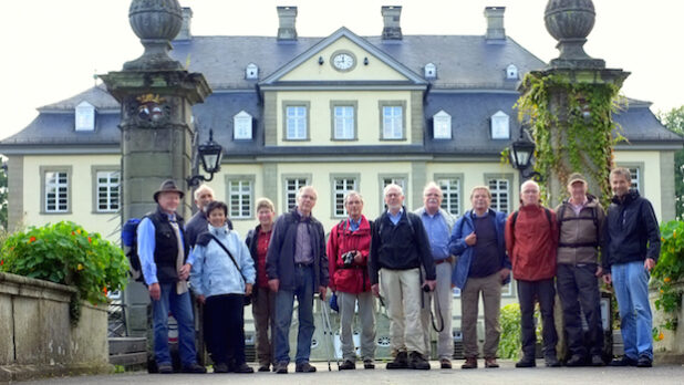 Vor Schloss Körtlinghausen, links Ulrich Kemper (Foto: Wolfgang Veidel)