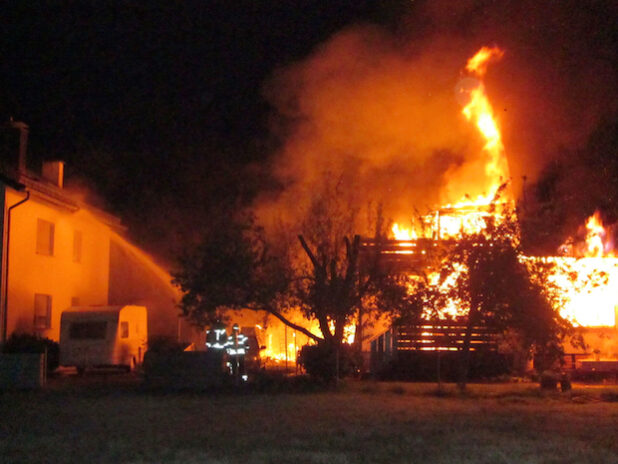 Das Wohnhaus brannte vollständig aus, der Schaden ist immens (Foto: Kreispolizeibehörde Soest).