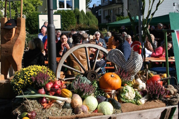 Der Erntewagen mit seinen frischen Produkten zählt wohl zu den beliebtesten Fotomotiven auf dem Bauern- und Ökomarkt (Foto: Gemeinde Neunkirchen).