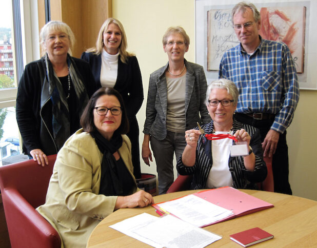 Das Bild zeigt (hinten v.l.) Regine Braun, Rebecca Kurt (Förderverein LeseZeichen Haspe e.V.), Andrea Steffes, Andreas Ringenberg (Stadtbücherei Hagen), (vorne v.l.) Margarita Kaufmann (Beigeordnete für Jugend und Soziales, Bildung, Sport und Umwelt der Stadt Hagen) sowie Barbara Klinkert (Förderverein LeseZeichen Haspe e.V.) - Foto: Stadt Hagen