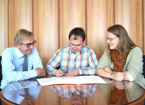 Von links: Bürgermeister Dr. Peter Paul Ahrens und die Geschäftsführer Matthias Thelen und Malin Schlömer bei der Unterzeichnung der Vereinbarung im Iserlohner Rathaus (Foto: Stadt Iserlohn).