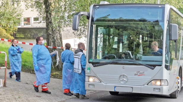 Um 18.10 Uhr kam der Bus mit den 34 Flüchtlingen am Sonntagabend in Halver an (Foto: Volker Schmidt/Märkischer Kreis).