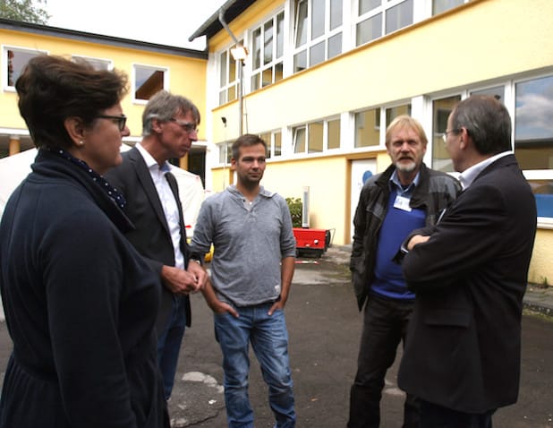 Landrat Thomas Gemke bedankte sich bei Bürgermeister Dr. Bernd Eicker und Friedhelm Pawlofsky für die tatkräftige Unterstützung bei der Einrichtung der Notunterkunft in Halver (Foto: Märkischer Kreis).