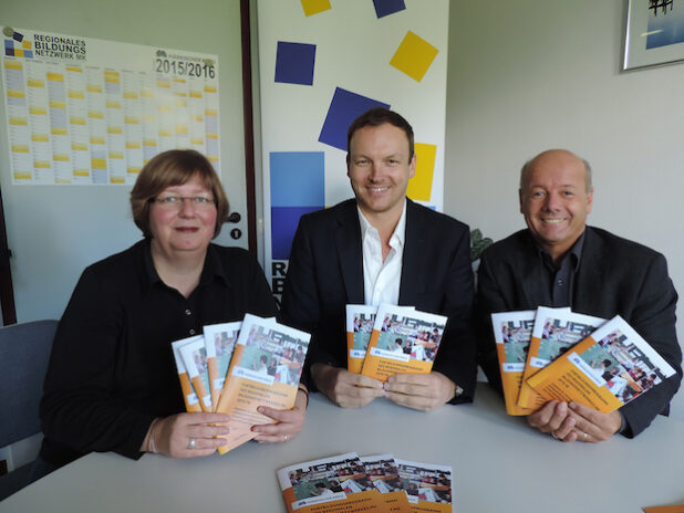 Anne Beck, Michael Czech und Uwe Benninghaus vom Regionalen Bildungsbüro stellen das neue Fortbildungsprogramm vor - Foto: C. Bittner/Märkischer Kreis.