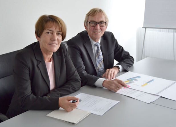Pressereferentin Christine Schulte-Hofmann und Bürgermeister Dr. Peter Paul Ahrens beim Pressegespräch im Iserlohner Rathaus (Foto: Stadt Iserlohn).