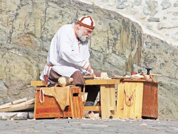 Holzverarbeitung ist eine Handwerkskunst, die Sonntag auf der Burg zu erleben ist (Foto: Michelle Wolzenburg/Märkischer Kreis).