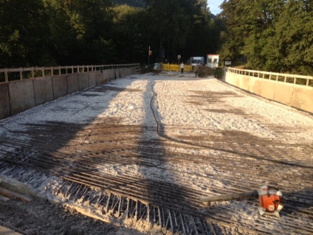 Ein aktuelles Bild der Lennebrücke. Gut zu erkennen die freigelegte Oberbewehrung (Foto: Kreis Olpe).