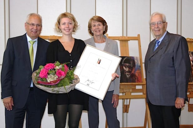Von links: Landrat Dr. Karl Schneider, Preisträgerin Lioba Schmidt, Stifter-Ehepaar Annegret und Richard Meininghaus (Foto: Pressestelle Hochsauerlandkreis).