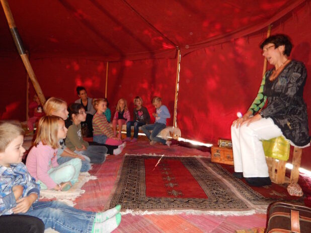 Im Erzählzelt lauschten die Kinder spannenden Geschichten (Foto: Stadt Lippstadt).