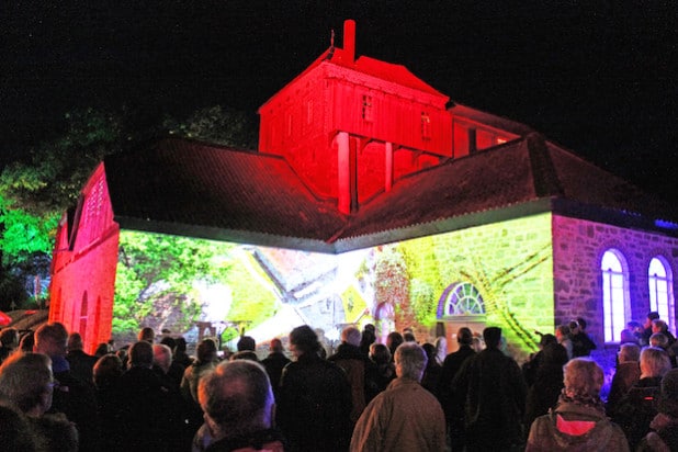  Die Besucher staunten über die Lichteffekte an der Luisenhütte (Foto: Michelle Wolzenburg/Märkischer Kreis).