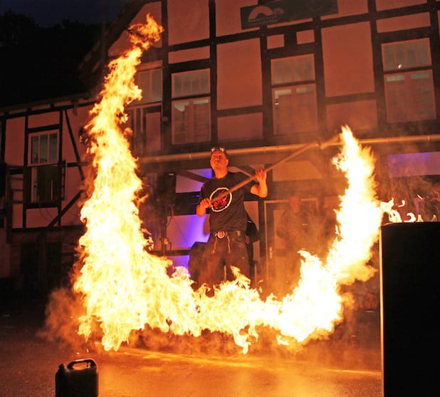  "Feuermann" Marcel Dubiel bot eine wahrhaft heiße Show (Foto: Michelle Wolzenburg/Märkischer Kreis).