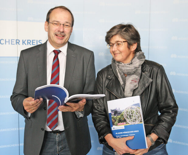 Landrat Thomas Gemke erhielt von Pressereferentin Ursula Erkens eines der ersten Exemplare des neuen Buches (Foto: Hendrik Klein/Märkischer Kreis).