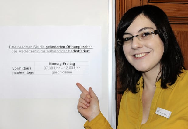 Kathrin Müller, Leiterin des Medienzentrums in Lippstadt, weist auf die geänderten Öffnungszeiten während der Herbstferien hin (Foto: Andrea Kerkhoff/Kreis Soest).