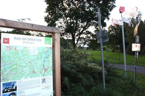 Informationstafel und Hinweisschilder in Schützenbruch (Foto: Kreis Olpe).