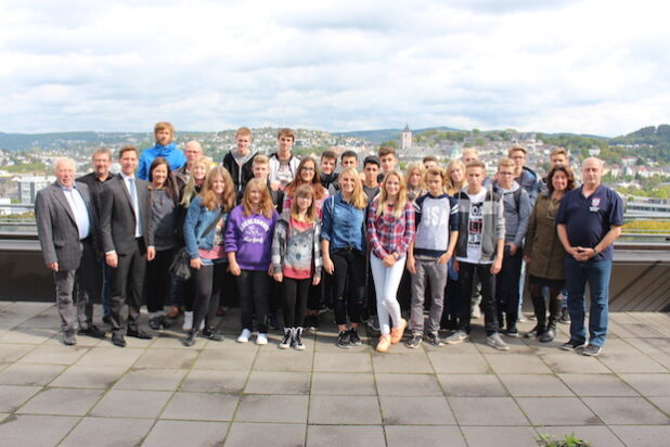 Landrat Andreas Müller hat 23 Schüler aus der Partnerstadt Spandau im Kreishaus in Siegen empfangen (Foto: Kreis Siegen-Wittgenstein).