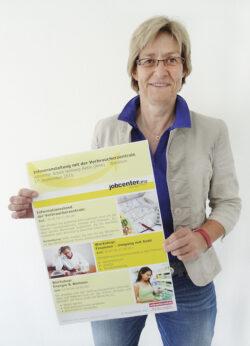 Zusammen mit der Verbraucherzentrale lädt Alexa Senger, Standortleiterin des Jobcenters in Warstein, die Jobcenter-Kunden zu einem Informationstag am 17. September 2015 zu den Themen „Finanzen, Energie und Wohnen“ in die Räume der AHA ein (Foto: AHA).