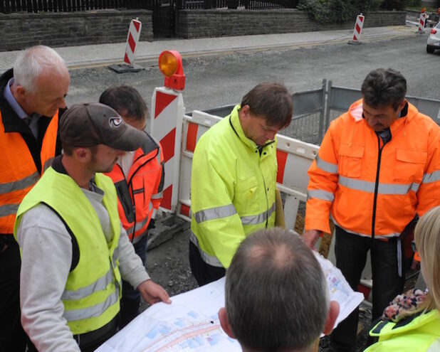 Im Rahmen eines Baustellenbesuchs machte Bürgermeister Christoph Ewers sich ein Bild vom Fortschritt der Bauarbeiten. Gleichzeitig wurde die Verkehrsführung für die kommenden Wochen erörtert und abgestimmt (Foto: Gemeinde Burbach).