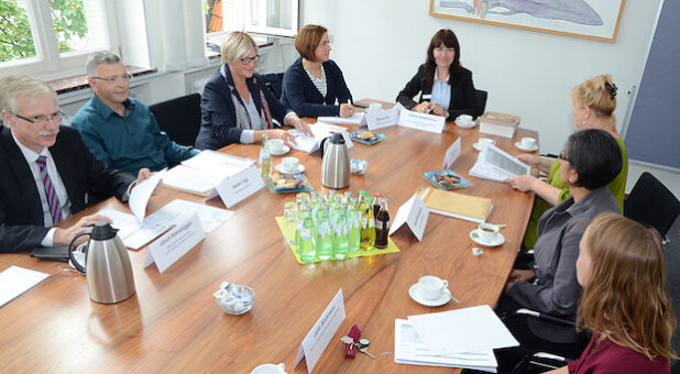 Die Jurymitglieder des Integrationspreises trafen sich am Montag, 14. September 2015, im Kreishaus und wählten aus den eingesandten 17 Bewerbungen die diesjährigen Preisträger anhand der im Vorfeld festgelegten Kriterien aus (Foto: Wilhelm Müschenborn/Kreis Soest).