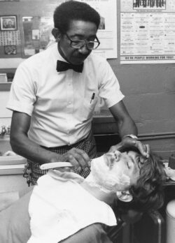 Wade Walton und Martin Feldmann, 1986 in Wade's Barber Shop (Foto: Martin Feldmann/Quelle: Kulturamt der Stadt Olpe).