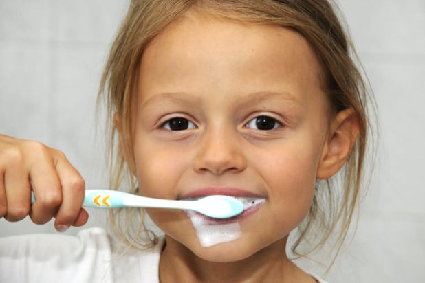 Zahnpflege kann nicht früh genug beginnen. Das weiß auch die kleine Lena schon (Foto: Thomas Weinstock/Kreis Soest).