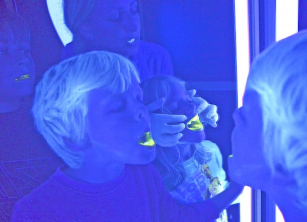Im Kariestunnel gab es manche Überraschung. Carolin Manotas Garcia zeigte Schülerinnen und Schülern der Marienschule Geseke im schwarzen UV-Licht ihre Zahnbelege (Foto: Thomas Weinstock/Kreis Soest).