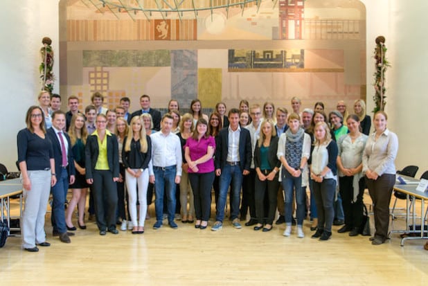 33 junge Anwärter/innen haben kürzlich ihren Dienst bei der Bezirksregierung Arnsberg angetreten (Foto: Bezirksregierung Arnsberg).