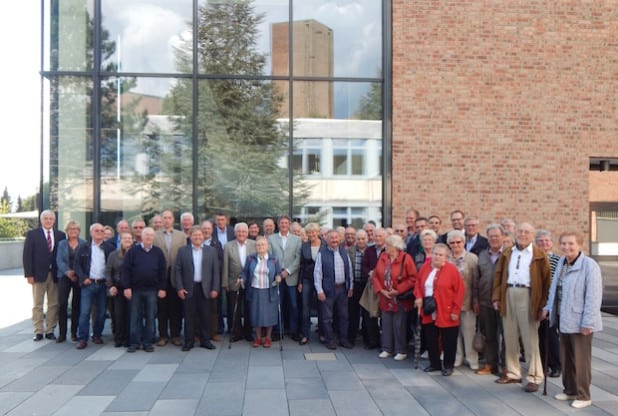 61 frühere Mitarbeiterinnen und Mitarbeiter begrüßte Bürgermeister Uli Hess jetzt beim Pensionärstreffen der Kreis- und Hochschulstadt Meschede im AbteiForum auf dem Klosterberg (Foto: Stadt Meschede).