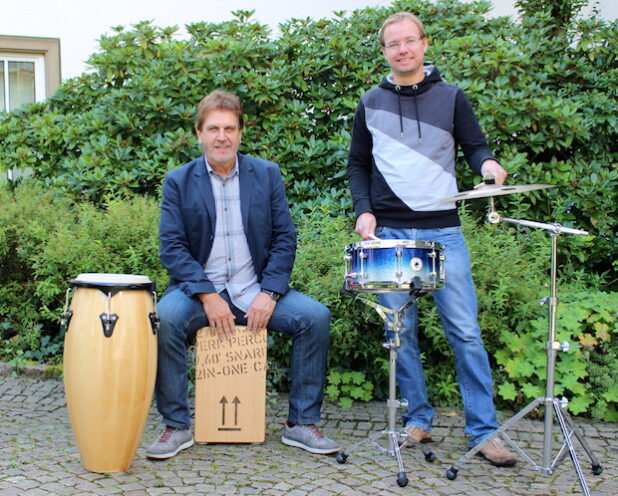 Franz Schutzeichel (li.) und Christian Hoffe von der Musikschule der Hansestadt Attendorn freuen sich auf viele Besucher beim Trommelevent am 19. September. Der Eintritt ist frei (Foto: Hansestadt Attendorn).