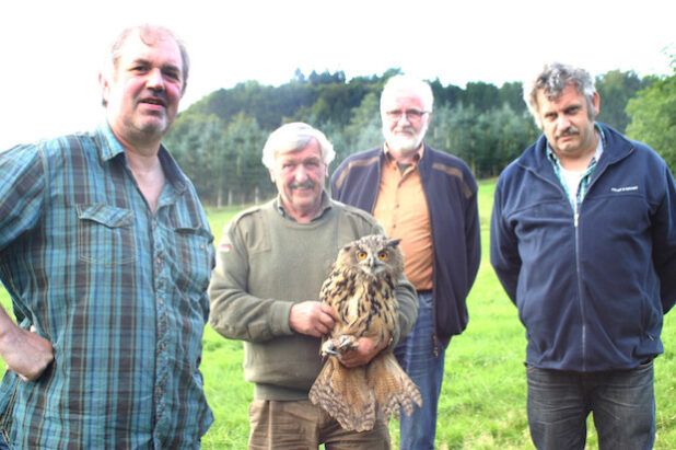 Ein stattlicher Uhu wurde von Tierschützer Wilfried Limpinsel (2.v.li.) aus einem Schafzaun befreit. Mit dabei: Friedhelm Koch (li.) und Armin Specka (re.) von der Gemeinde Bestwig sowie Anwohner Karl-Josef Kramkowski (Foto: Gemeinde Bestwig).