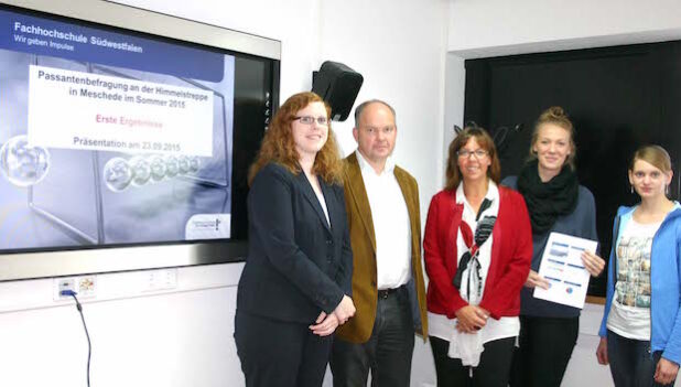 Lisa Stieren (li.) und Prof. Dr. Susanne Leder (Mi.) präsentierten Vertretern von Stadtmarketing und Touristik die ersten Ergebnisse der Umfrage zur Himmelstreppe (Foto: Stadt Meschede).