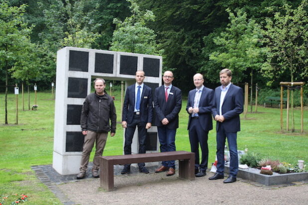 Von links: Gärtnermeister Eckard Baus (SIH), Jörn Knipping (Bürgerbüro-Leiter), Markus Falk, Bürgermeister Michael Esken und der Leiter des Märkischen Stadtbetriebs Holger Boehnert vor dem neuen Kolumbarium (Foto: Stadt Hemer).
