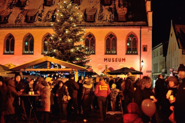 Während des diesjährigen Weihnachtsmarktes in Attendorn vom 4. bis 13. Dezember 2015 können sich wie in den Vorjahren erneut Vereine, Schulen, Kindergärten und karitative Einrichtungen in einer der „Vereinshütten“ präsentieren. Die Bewerbungen hierfür nimmt die Hansestadt ab dem 1. Oktober entgegen (Foto: Hansestadt Attendorn).