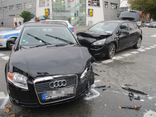 Die beiden Autos nach der Kollision - Foto: Kreispolizeibehörde Soest