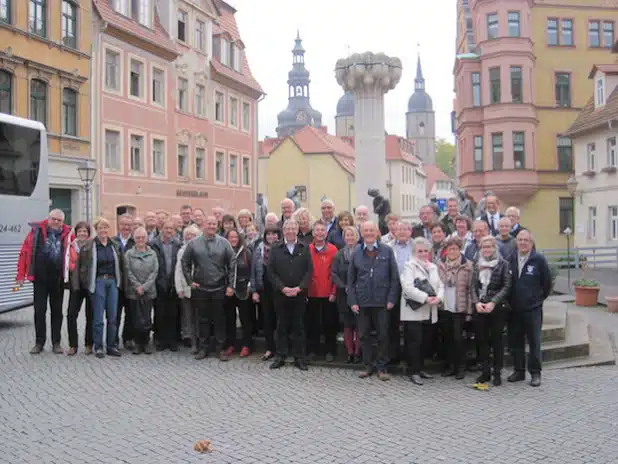 Das Foto zeigt die 44-köpfige Reisegruppe aus Finnentrop mit Verbandsgemeindebürgermeister Bernd Skrypek neben dem Hotel in Eisleben (Foto: Gemeinde Finnentrop).