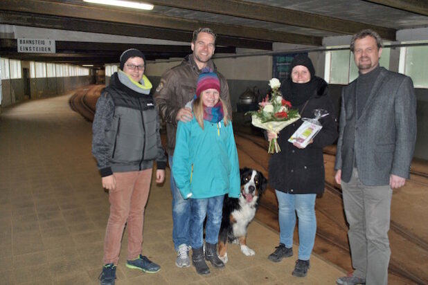 Silke Eberhardt aus Dortmund (2.v.re.) wurde jetzt von Museumsleiter Dr. Sven-Hinrich Siemers (re.) als 3.333.333. Besucherin im Sauerländer Besucherbergwerk Ramsbeck begrüßt. Gemeinsam mit Ehemann Markus sowie den Kindern Florian und Annika macht sie zurzeit Urlaub im Sauerland (Foto: Gemeinde Bestwig).