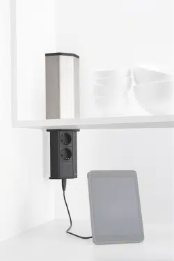 Nutzt jede Ecke: Mit dem EVOline V-Port ist eine besonders platzsparende Stromversorgung möglich (Foto: Schulte Elektrotechnik GmbH & Co. KG)