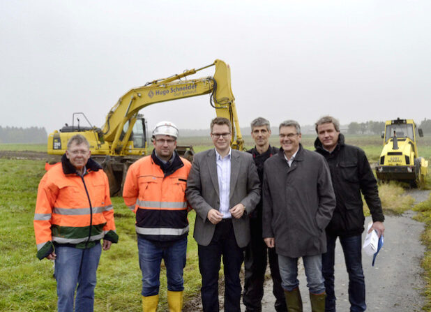 Bei einem Pressegespräch auf der Baustelle erläuterten Ressortleiter Mike Janke (M.) und die zuständigen Mitarbeiter aus dem Bauressort gemeinsam mit Vertretern der Baufirma Hugo Schneider die Erschließungsarbeiten für die Erweiterung des Gewerbegebietes Sümmern-Rombrock (Foto: Stadt Iserlohn).